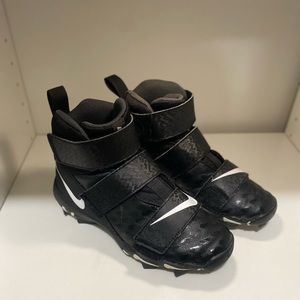 Nike Kids' Force Savage Shark 2 Football Cleats size 3.5